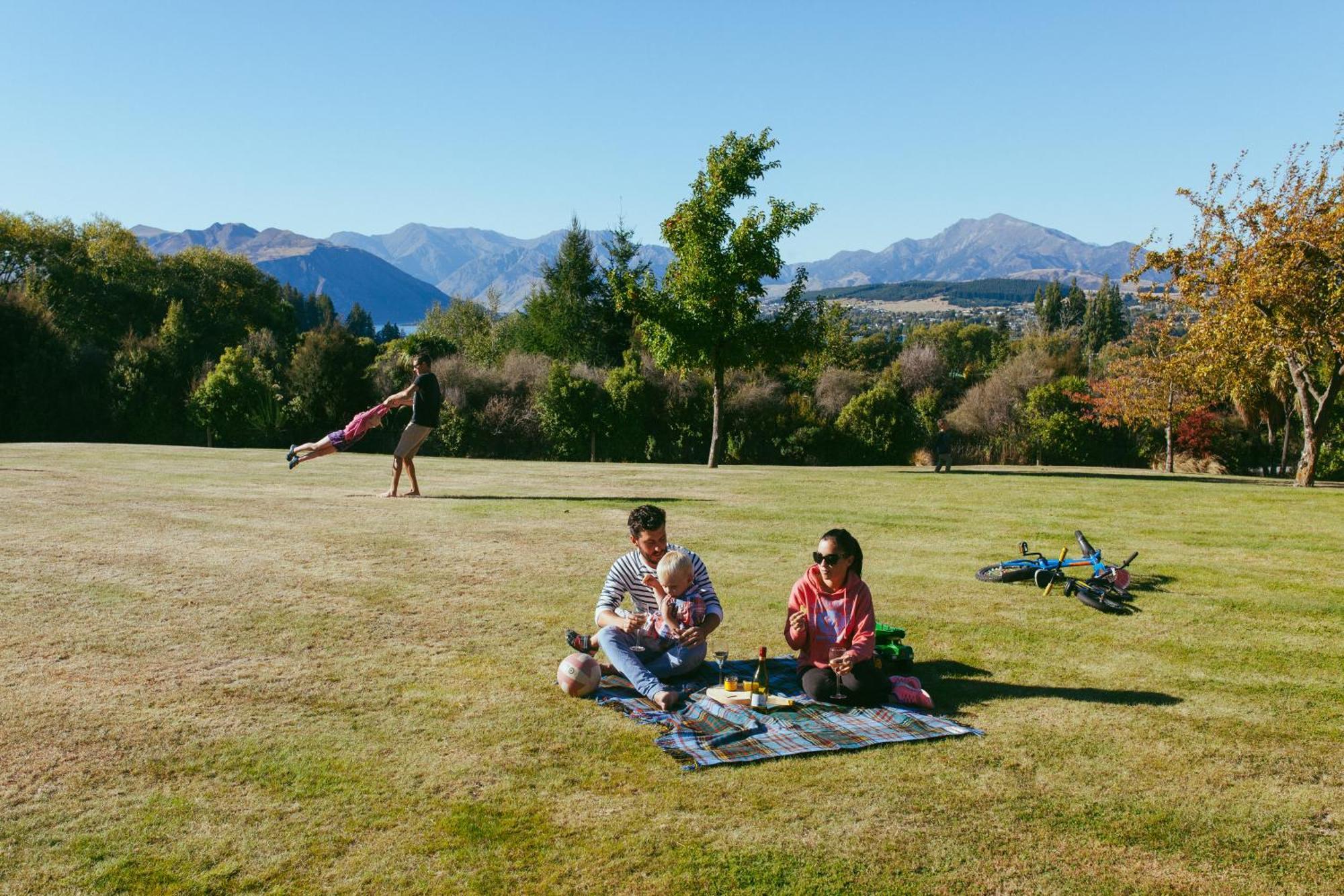 Wanaka Top 10 Holiday Park ภายนอก รูปภาพ